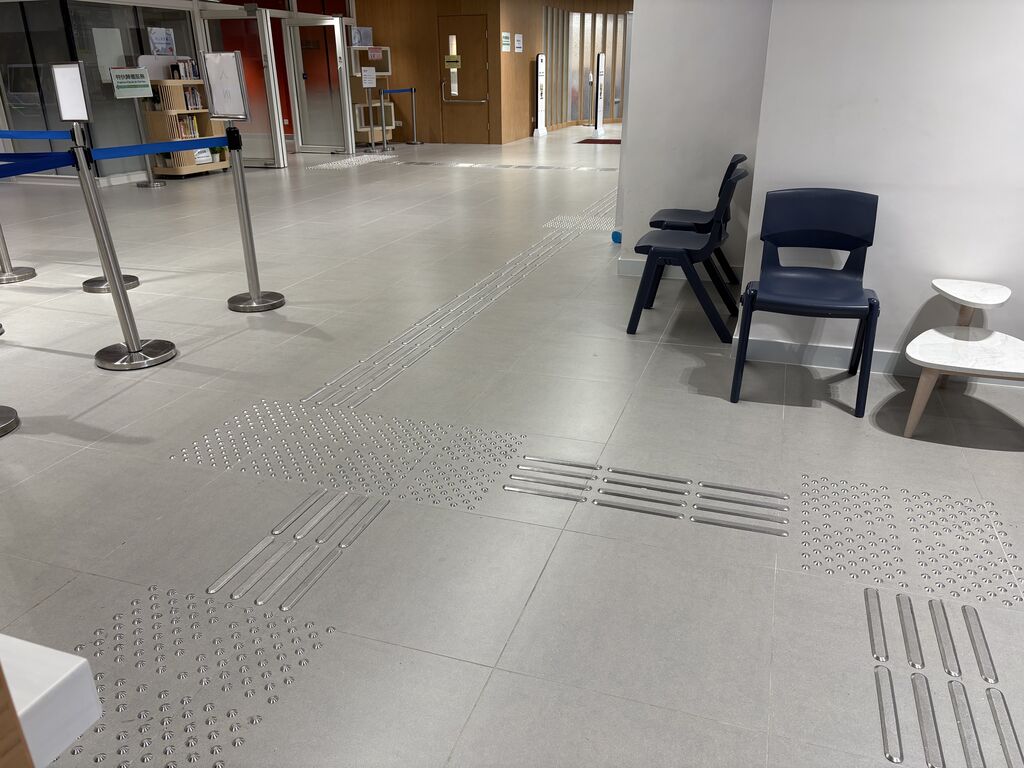 Tactile guide paths (Photo 5)