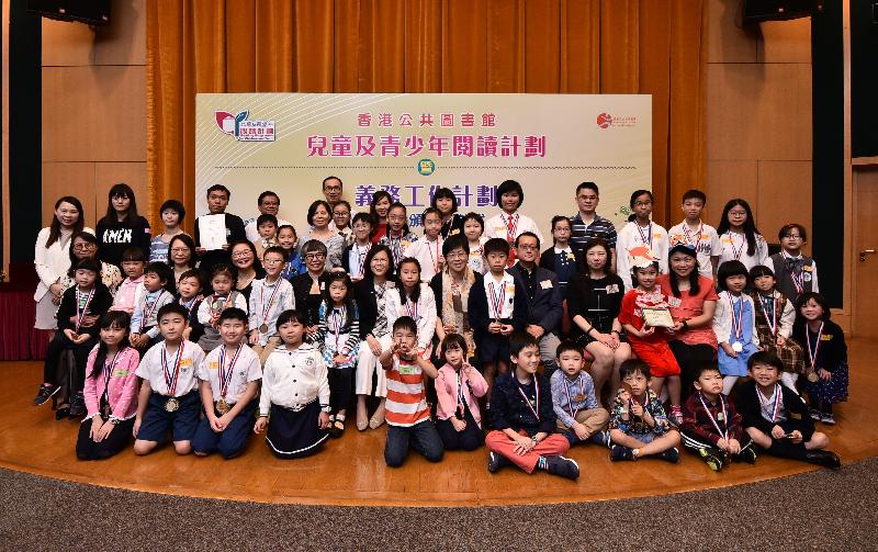 Photo of guests with awarded children and youths, school representatives and volunteers