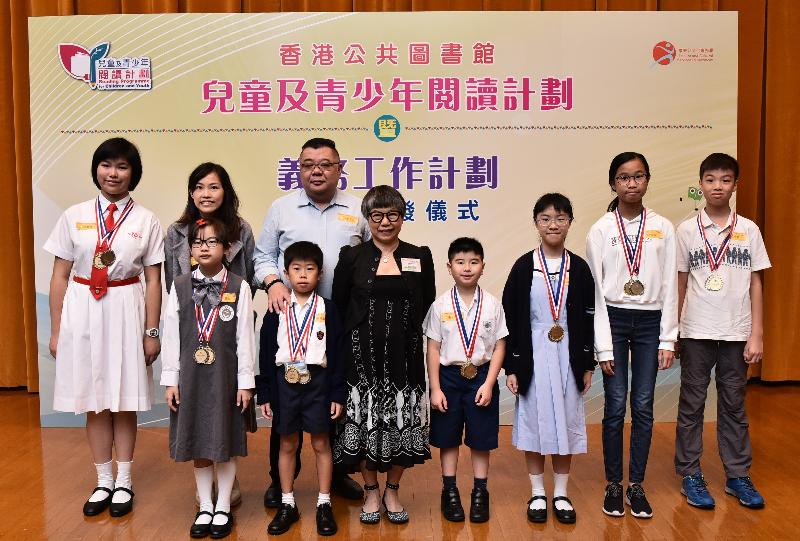 Photo showing the President of the Hong Kong Reading Association with the winners of the Reading Programme for Children and Youth - Reading Supernova